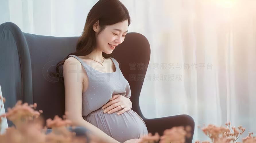 孕妇安心微笑抚摸腹部
